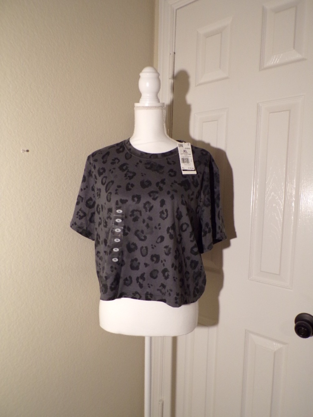 Adidas Women's WE T-Shirt AOP Crop Top – Grey Five Leopard Print – Size XL – NWT
